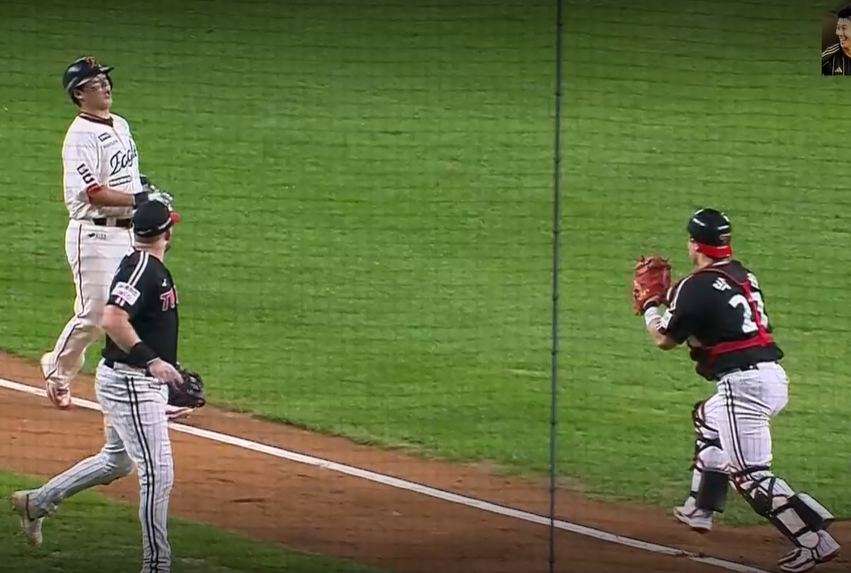 27일 대전 한화생명볼파크에서 열리는 LG-한화 경기를 앞두고 김경문 감독은 '나도 20년 넘게 감독하면서 처음 보는 장면이다. 올해는 홈에서 묘한 장면들이 많이 나온다'고 웃으면서 '그런 것도 이기려고 하다 보니까 나온 장면인 것 같다'고 말했다. 한화는 26일 같은 곳에서 열린 LG전에서 4-1 역전승을 거뒀다. 1사 2, 3루 상황 하주석의 기습번트가 투수 정면으로 향했으나 런다운 플레이 과정에서 3루주자 노시환이 '포기한 척' 속도를 줄였다가, 포수 박동원을 피해 몸을 비틀어 재빠르게 홈을 밟았다. 노시환의 '능청 연기'로 승부를 원점으로 돌린 한화는 3점을 추가하면서 4-1 승리를 거뒀다. SPOTV 중계화면 캡처