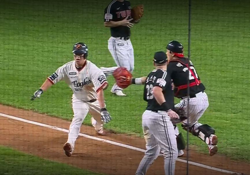 27일 대전 한화생명볼파크에서 열리는 LG-한화 경기를 앞두고 김경문 감독은 '나도 20년 넘게 감독하면서 처음 보는 장면이다. 올해는 홈에서 묘한 장면들이 많이 나온다'고 웃으면서 '그런 것도 이기려고 하다 보니까 나온 장면인 것 같다'고 말했다. 한화는 26일 같은 곳에서 열린 LG전에서 4-1 역전승을 거뒀다. 1사 2, 3루 상황 하주석의 기습번트가 투수 정면으로 향했으나 런다운 플레이 과정에서 3루주자 노시환이 '포기한 척' 속도를 줄였다가, 포수 박동원을 피해 몸을 비틀어 재빠르게 홈을 밟았다. 노시환의 '능청 연기'로 승부를 원점으로 돌린 한화는 3점을 추가하면서 4-1 승리를 거뒀다. SPOTV 중계화면