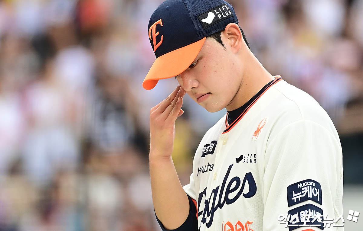  27일 대전 한화생명볼파크에서 열린 '2025 신한 SOL Bank KBO리그' LG 트윈스와 한화 이글스의 경기, 1회초 2사 1,2루 한화 선발투수 문동주가 강판되어 마운드를 내려가고 있다. 대전, 박지영 기자