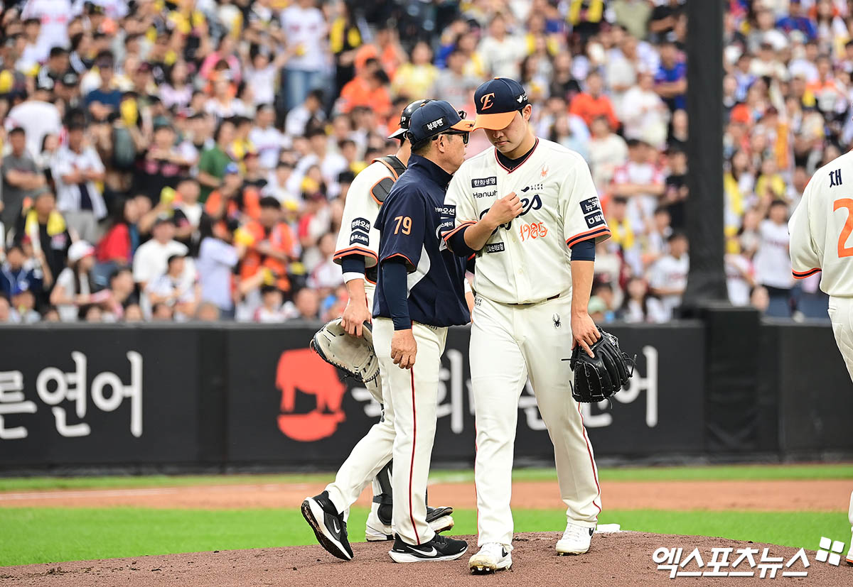 27일 대전 한화생명볼파크에서 열린 '2025 신한 SOL Bank KBO리그' LG 트윈스와 한화 이글스의 경기, 1회초 2사 1,2루 한화 선발투수 문동주가 강판되어 마운드를 내려가고 있다. 대전, 박지영 기자