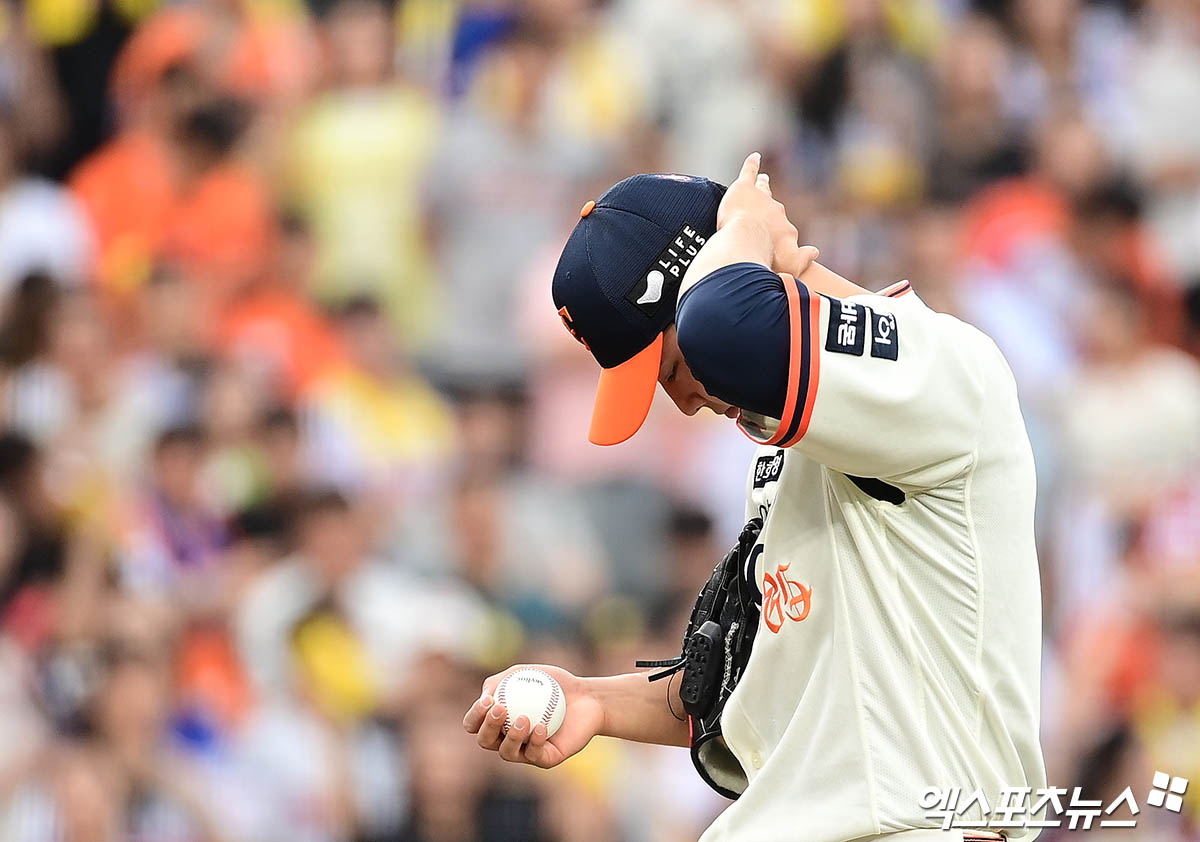 27일 대전 한화생명볼파크에서 열린 '2025 신한 SOL Bank KBO리그' LG 트윈스와 한화 이글스의 경기, 1회초 2사 1,2루 한화 선발투수 문동주가 강판되어 마운드를 내려가고 있다. 대전, 박지영 기자