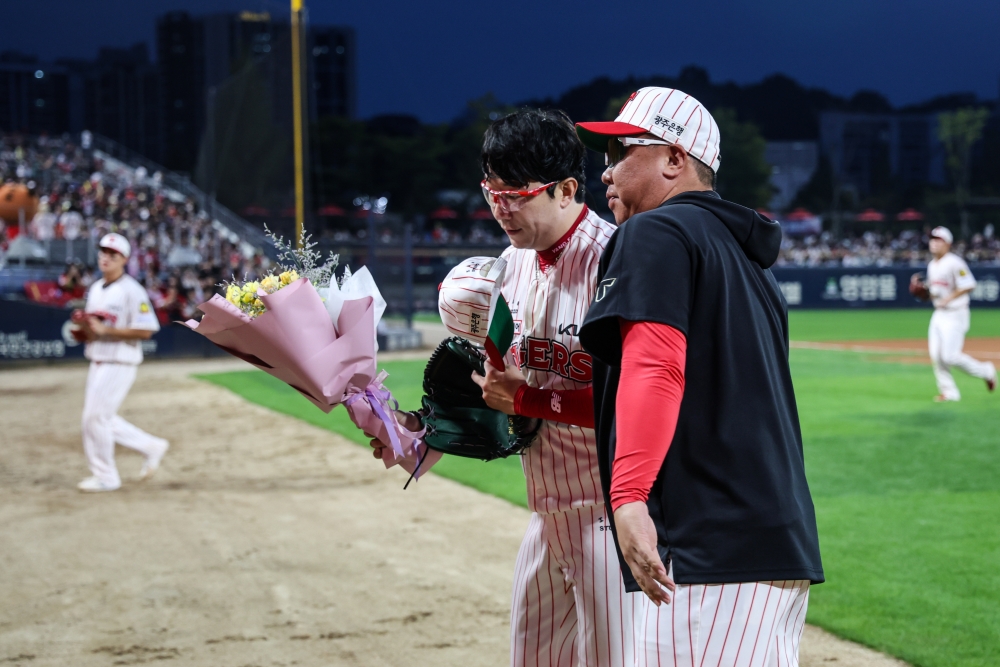 27일 오후 광주-KIA챔피언스필드에서 열린 '2025 신한 SOL Bank KBO리그' NC 다이노스와 KIA 타이거즈의 경기, KIA 선발 양현종이 6회초를 마무리한 뒤 이범호 감독의 축하를 받고 있다. KIA 타이거즈