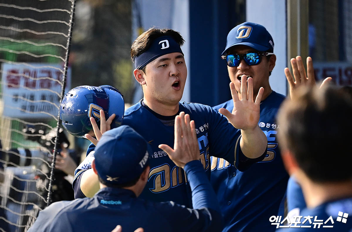 18일 오후 서울 송파구 잠실야구장에서 열린 '신한 SOL Bank KBO리그' NC 다이노스와 LG 트윈스의 경기, 4회초 2사 2루 NC 김주원이 동점 적시타 때 2루주자 김형준이 득점을 올린 뒤 더그아웃에서 동료들과 기뻐하고 있다. 엑스포츠뉴스 DB