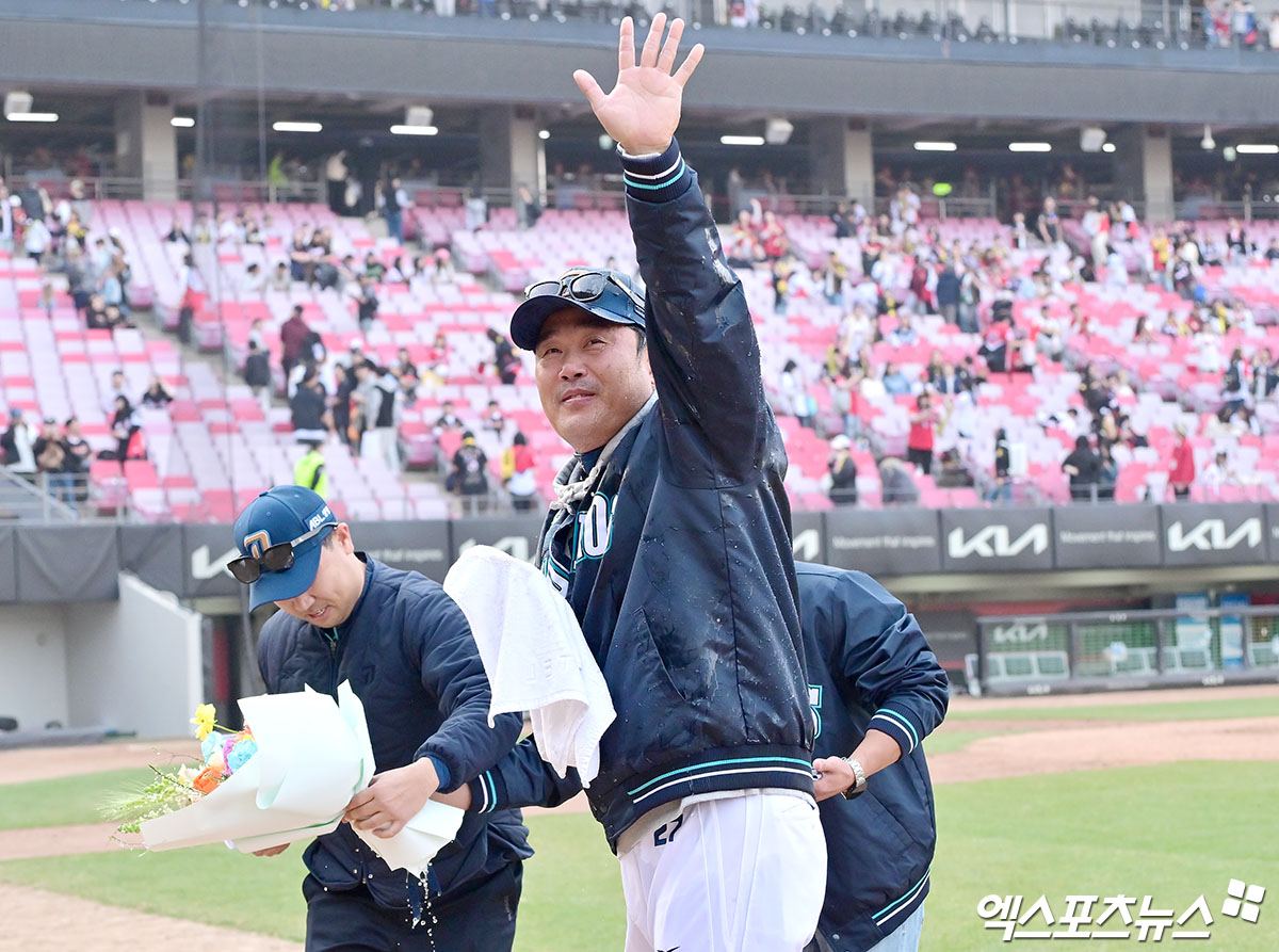 23일 오후 광주기아챔피언스필드에서 열린 '2025 신한 SOL Bank KBO리그' NC 다이노스와 KIA 타이거즈의 경기, NC가 KIA에 5:4로 승리하며 전날의 패배를 설욕했다.  경기종료 후 NC 이호준 감독이 팬들에게 인사를 하고 있다. 엑스포츠뉴스 DB
