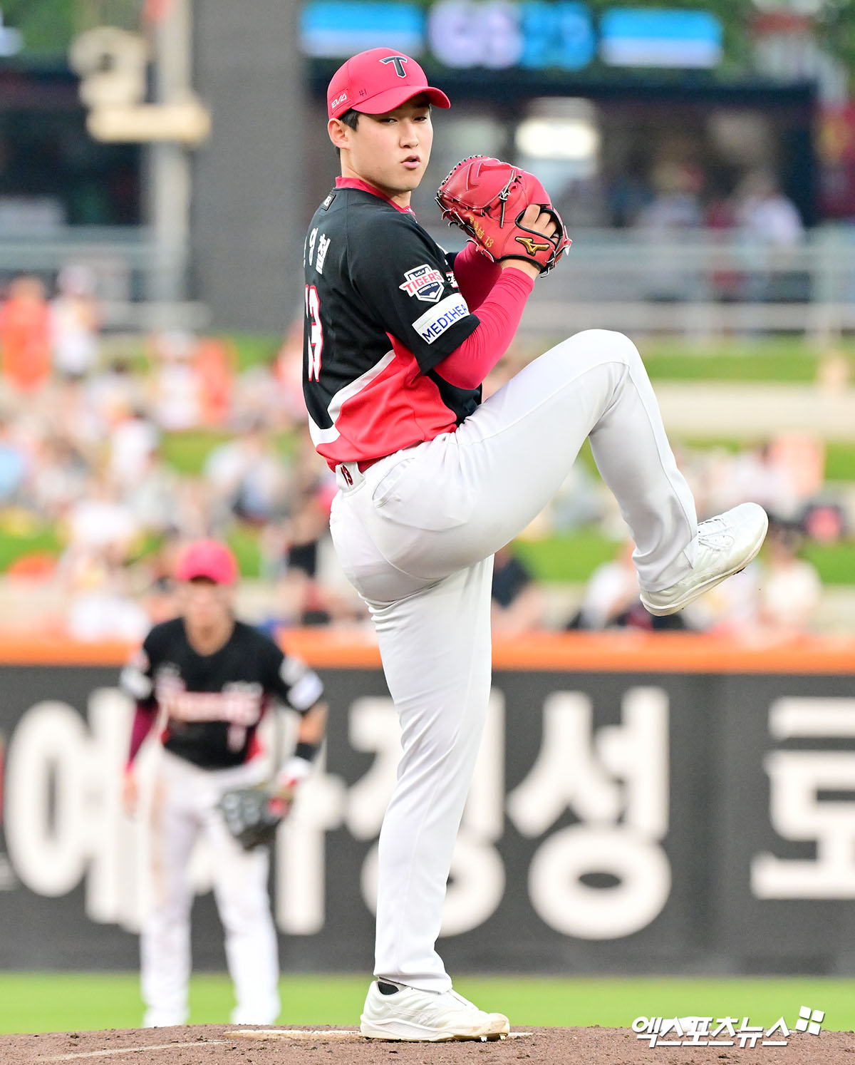 8일 오후 대전 한화생명 볼파크에서 열린 '2025 신한 SOL Bank KBO리그' KIA 타이거즈와 한화 이글스의 경기, 1회말 KIA 선발투수 윤영철이 공을 힘차게 던지고 있다. 엑스포츠뉴스 DB