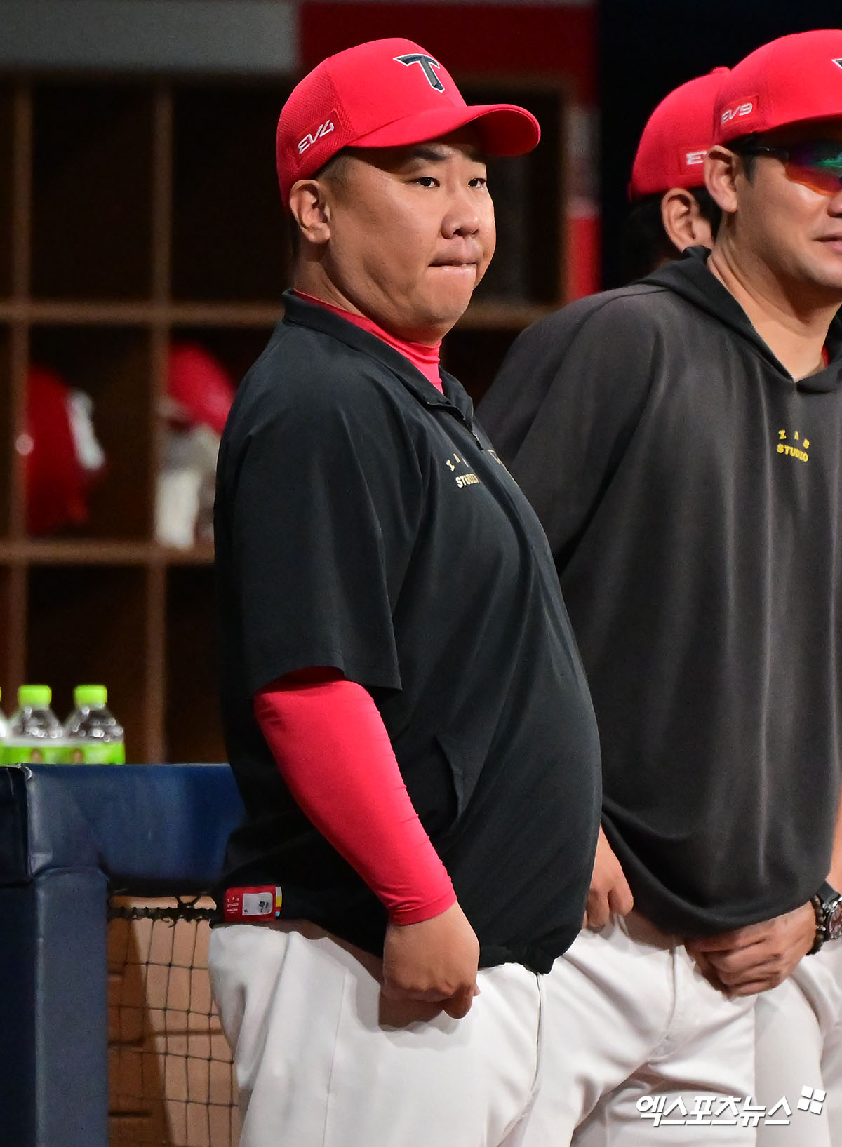 24일 오후 서울 구로구 고척스카이돔에서 열린 '2025 신한 SOL Bank KBO리그' KIA 타이거즈와 키움 히어로즈의 경기, 경기 전 KIA 이범호 감독이 국민의례를 위해 그라운드로 나와 있다. 엑스포츠뉴스 DB