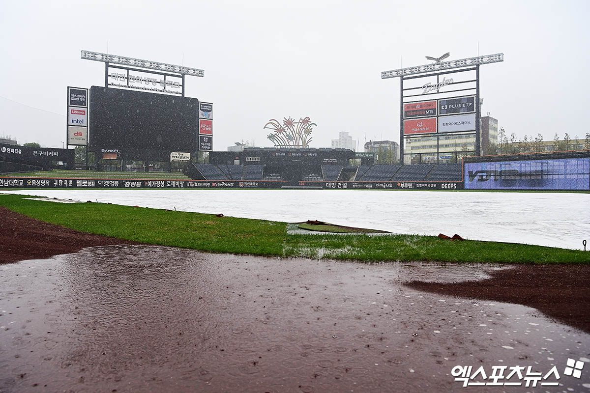 28일 오후 대전 한화생명볼파크에서 열리는 '2025 신한 SOL Bank KBO리그' LG 트윈스와 한화 이글스의 경기에 앞서 그라운드에 방수포가 깔린 가운데 많은 비가 내리고 있다. 대전, 박지영 기자