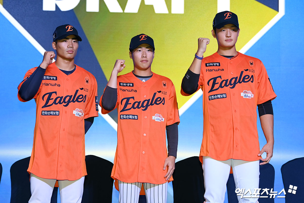 17일 오후 서울 송파구 롯데호텔 월드에서 열린 '2026 KBO 신인 드래프트'에 참석해 한화 이글스의 지명을 받은 오재원, 최유빈, 강건우가 유니폼을 입고 기념 촬영을 하고 있다. 엑스포츠뉴스DB