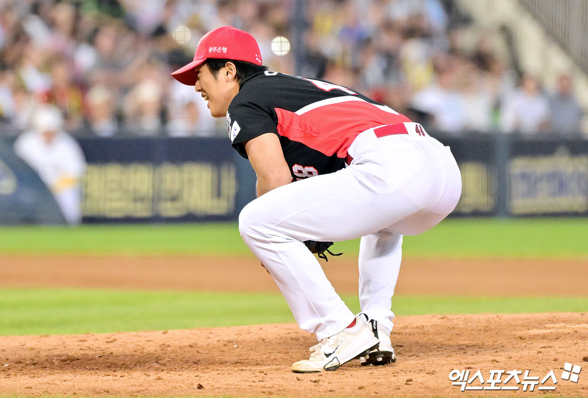 16일 오후 서울 송파구 잠실야구장에서 열린 '2025 신한 SOL Bank KBO리그' KIA 타이거즈와 두산 베어스의 경기, 6회말 KIA 이의리가 두산 오명진의 타구를 피하고 있다. 엑스포츠뉴스 DB