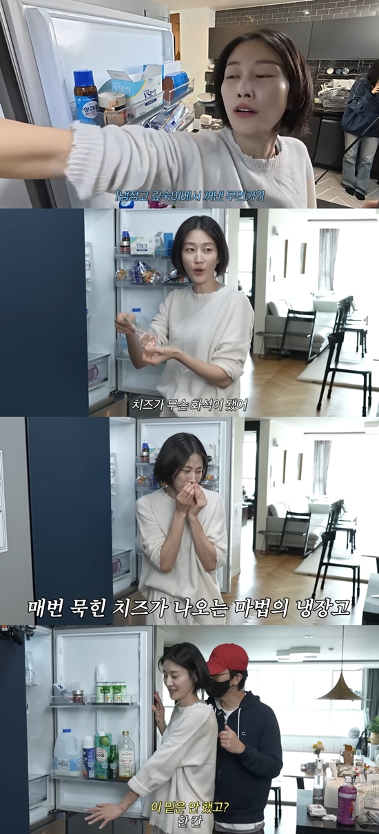 이현이 부부가 냉장고를 살펴보고 있다. 사진=유튜브 채널 '워킹맘이현이'