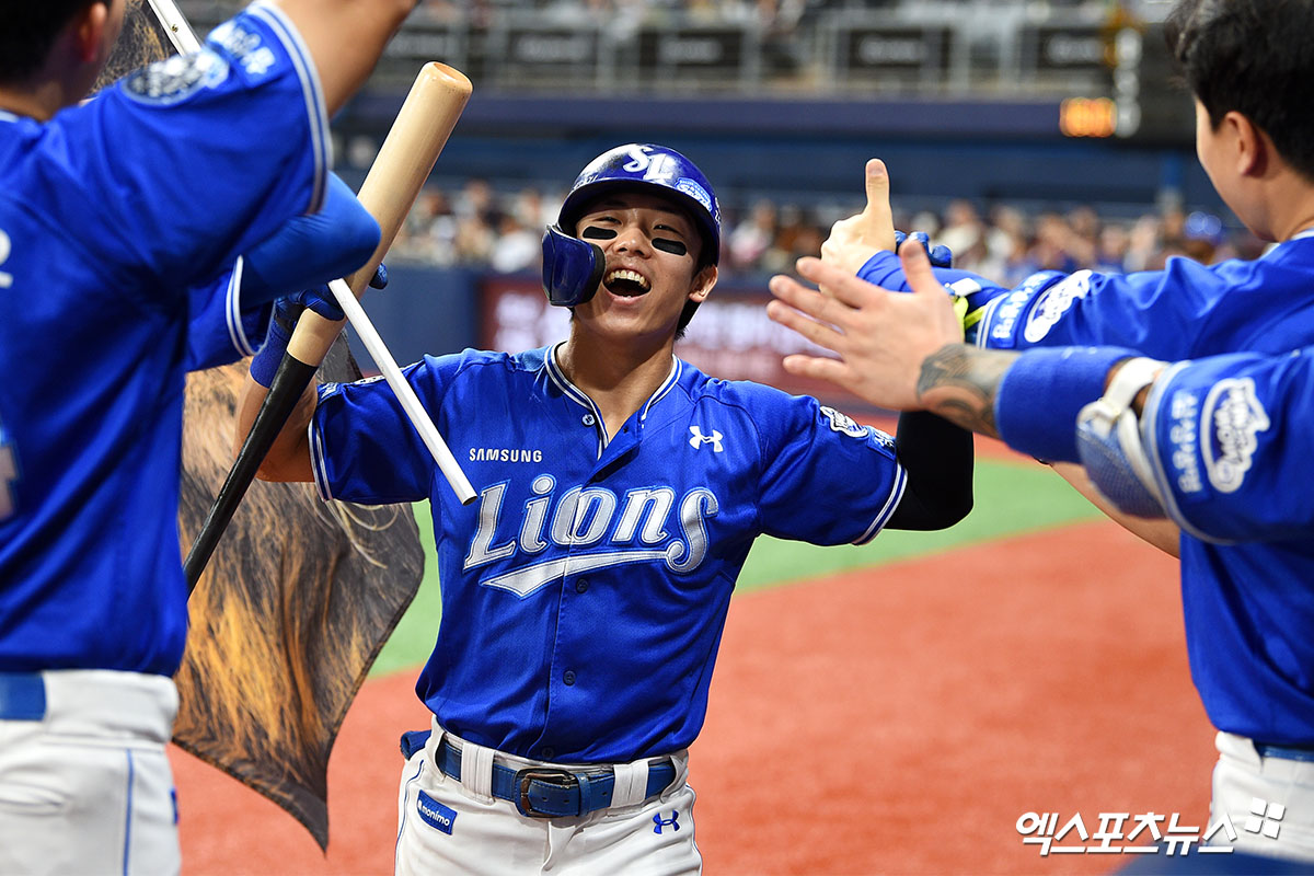 삼성 라이온즈 외야수 김성윤이 28일 서울 고척스카이돔에서 열린 2025 신한 SOL Bank KBO리그 키움 히어로즈와의 팀 간 16차전에서 솔로 홈런을 기록, 팀 승리에 힘을 보탰다. 사진 고아라 기자
