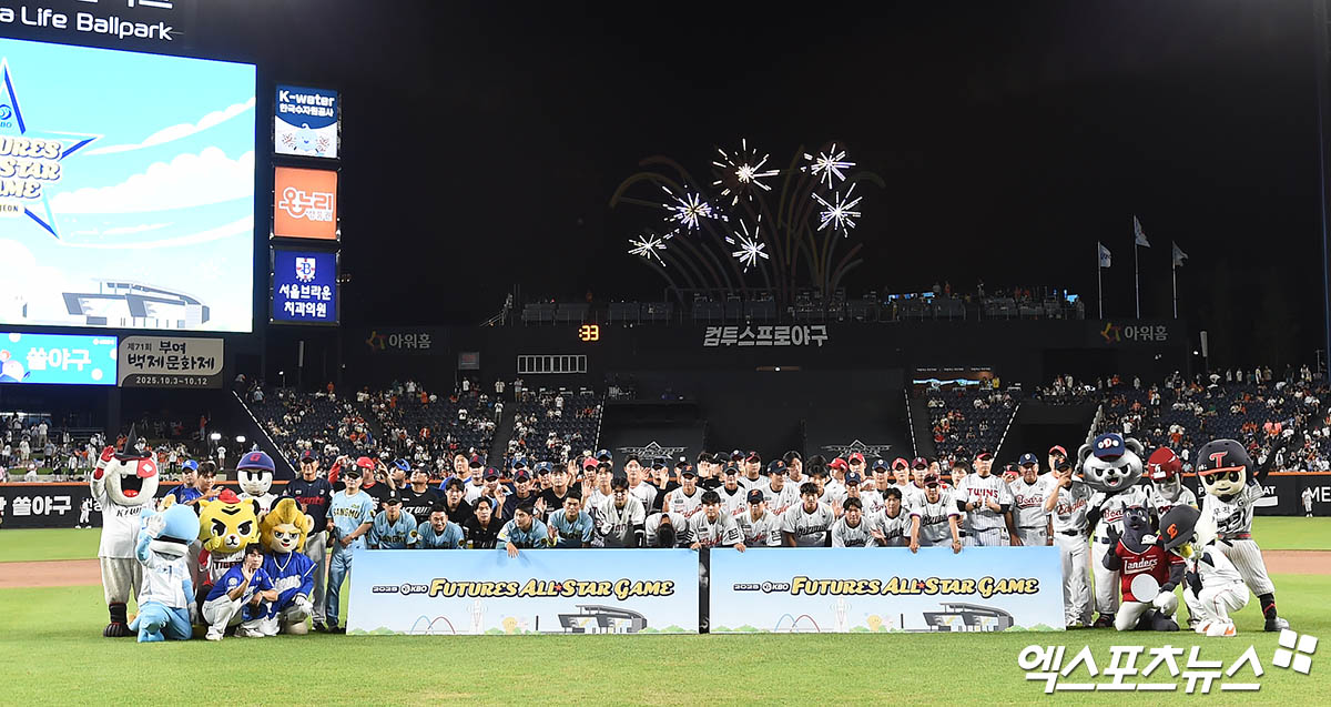 11일 오후 대전한화생명볼파크에서 열린 '2025 신한 SOL Bank KBO 퓨처스 올스타전' 남부리그와 북부리그의 경기, 북부리그가 4:2의 스코어로 승리했다. 경기 종료 후 양 팀 선수단이 기념 촬영을 하고 있다. 엑스포츠뉴스 DB