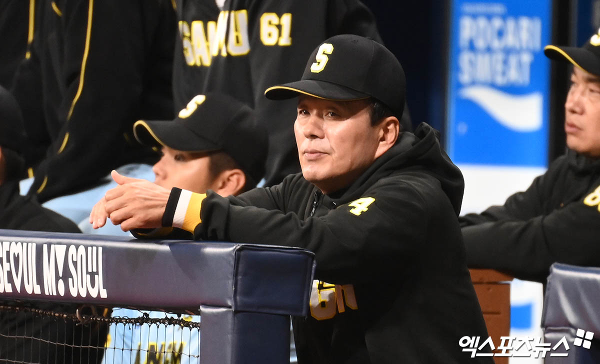 6일 오후 서울 구로구 고척스카이돔에서 열린 2024 WBSC(세계야구소프트볼연맹) 프리미어12 대한민국 야구 대표팀과 상무와의 평가전 경기, 상무 박치왕 감독이 더그아웃서 경기를 지켜보고 있다. 엑스포츠뉴스 DB