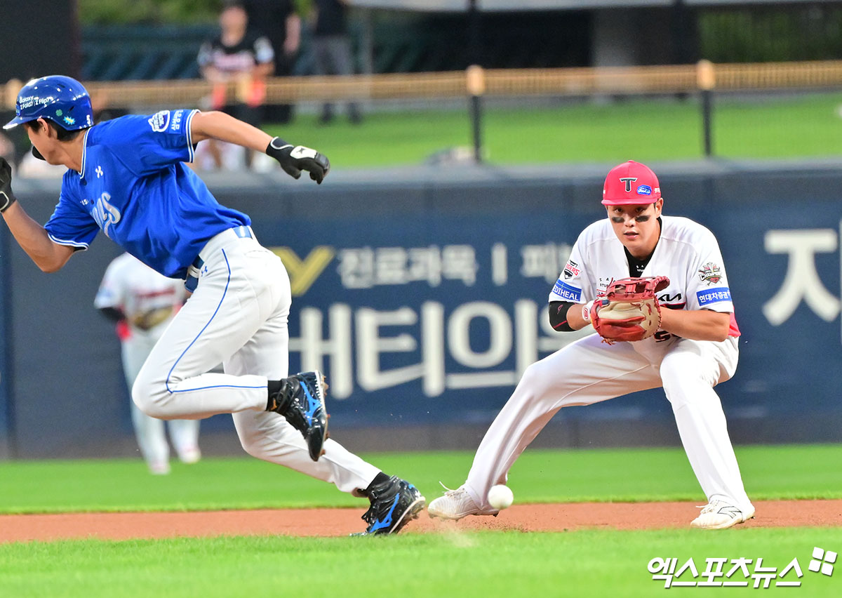 10일 오후 광주기아챔피언스필드에서 열린 '2025 신한 SOL Bank KBO리그' 삼성 라이온즈와 KIA 타이거즈의 경기, 1회초 2사 1,2루 KIA 오선우가 삼성 강민호의 내야땅볼을 포구하고 있다. 엑스포츠뉴스 DB