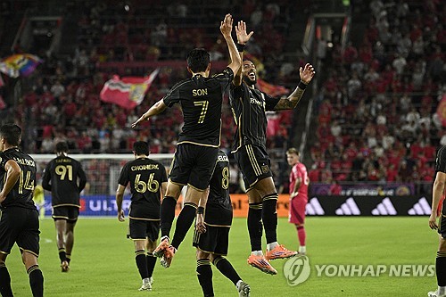 영국 매체 더선은 16일(한국시간) 손흥민(LAFC)이 미국프로축구 메이저리그사커(MLS) 시즌이 끝나면 유럽에서 단기간 뛸 수 있는 조항이 계약서에 포함돼 잉글리기 프리미어리그로 복귀할 가능성이 있다고 보도했다. 토트넘 홋스퍼 팬들도 구단에서 무려 10년을 뛴 레전드 손흥민이 2025 MLS 시즌이 끝나면 친정팀으로 돌아와 다시 토트넘 유니폼을 입고 경기를 뛸 수 있기를 바라고 있다. 연합뉴스