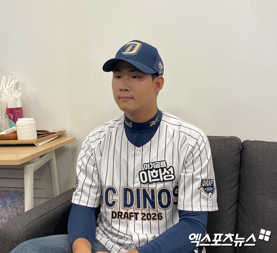2026 KBO 신인드래프트 NC 다이노스의 2라운드 지명자인 원주고등학교 포수 이희성이 행사 후 취재진과 인터뷰에 응하고 있다. 엑스포츠뉴스 창원, 김유민 기자