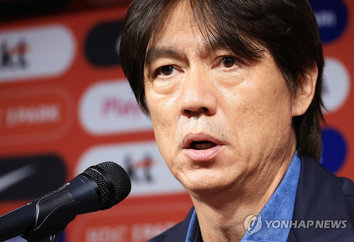 홍명보호가 내달 국내에서 열리는 브라질, 파라과이와의 국가대표 친선경기 2연전에 나설 선수 명단을 공개했다. 그동안 미드필더로 이름을 올렸으나 최근 공격수로 발탁되고 있는 대표팀의 주장 손흥민이 또다시 공격수 포지션에 선발됐다. 손흥민과 함께 소속팀에서 좋은 경기력을 보여주는 오현규의 발탁과 대표팀의 핵심 자원인 황희찬의 복귀가 눈에 띈다. 사진 연합뉴스