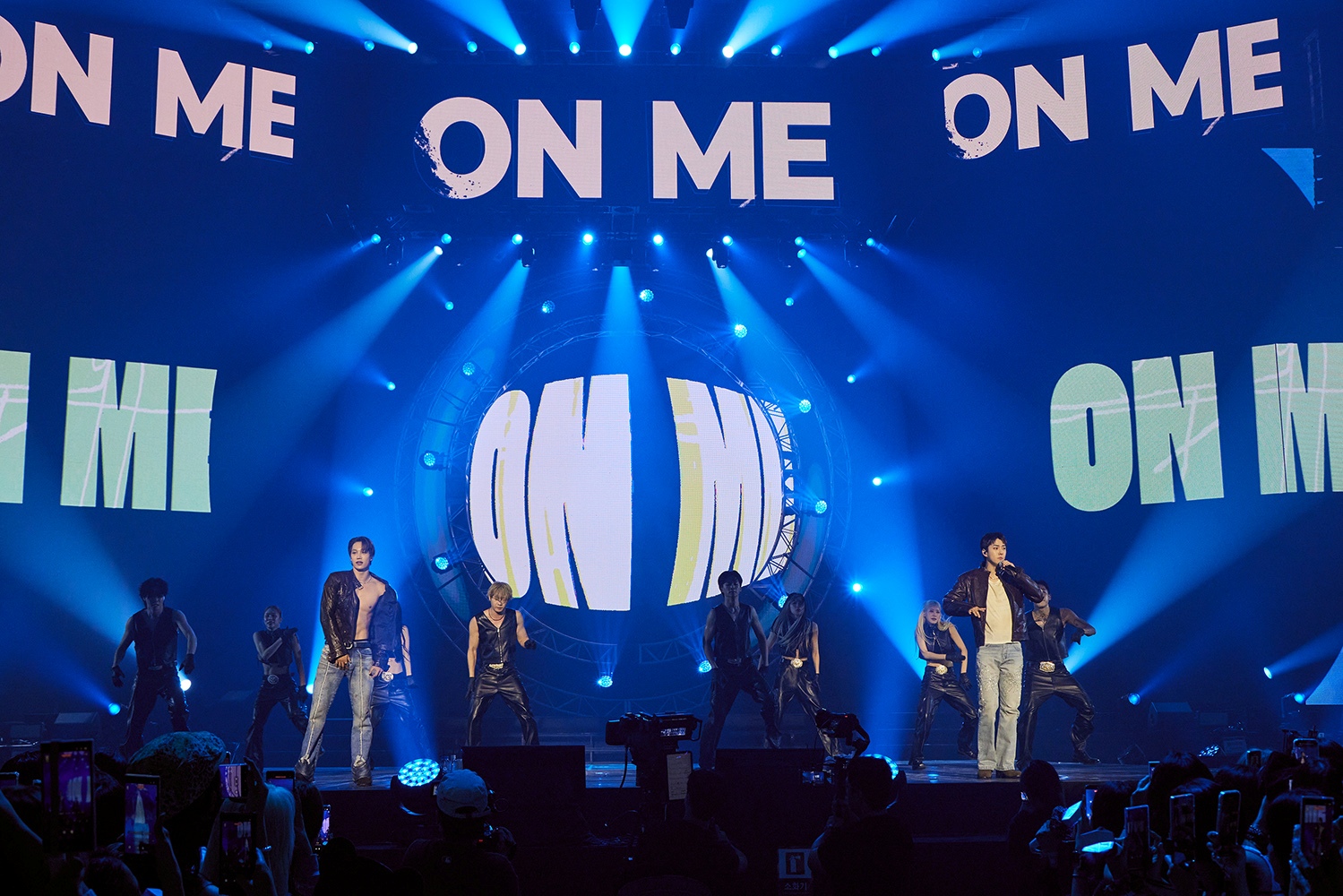 'On Me' 무대 중인 카이와 세훈
