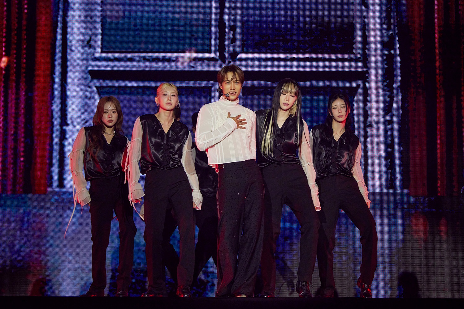 '음 (Mmmh)' 무대 중인 카이