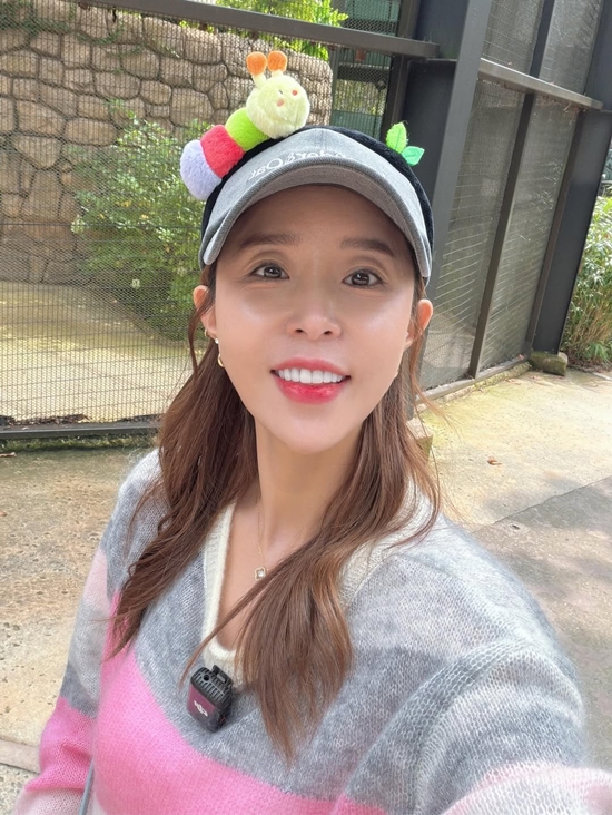 머리띠를 쓴 채 웃고 있는 신지의 모습. 사진= 신지 SNS