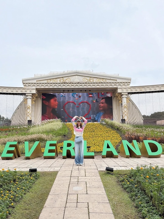 에버랜드를 배경으로 하트 포즈를 하는 신지의 모습. 사진= 신지 SNS