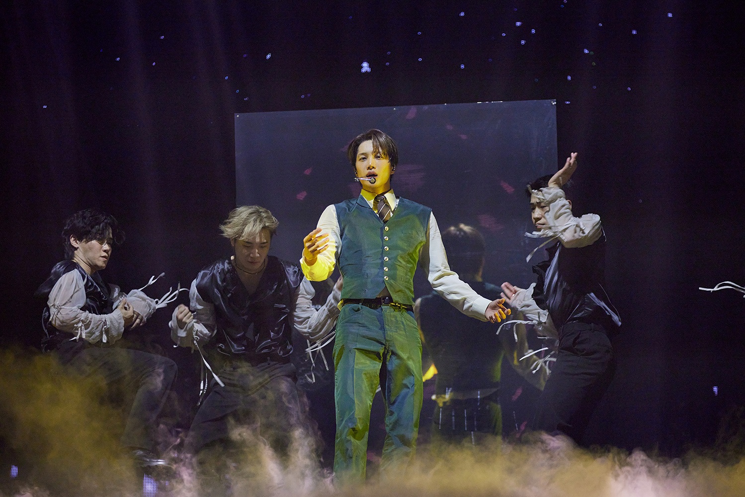 '기억상실 (Amnesia)' 무대 중인 카이