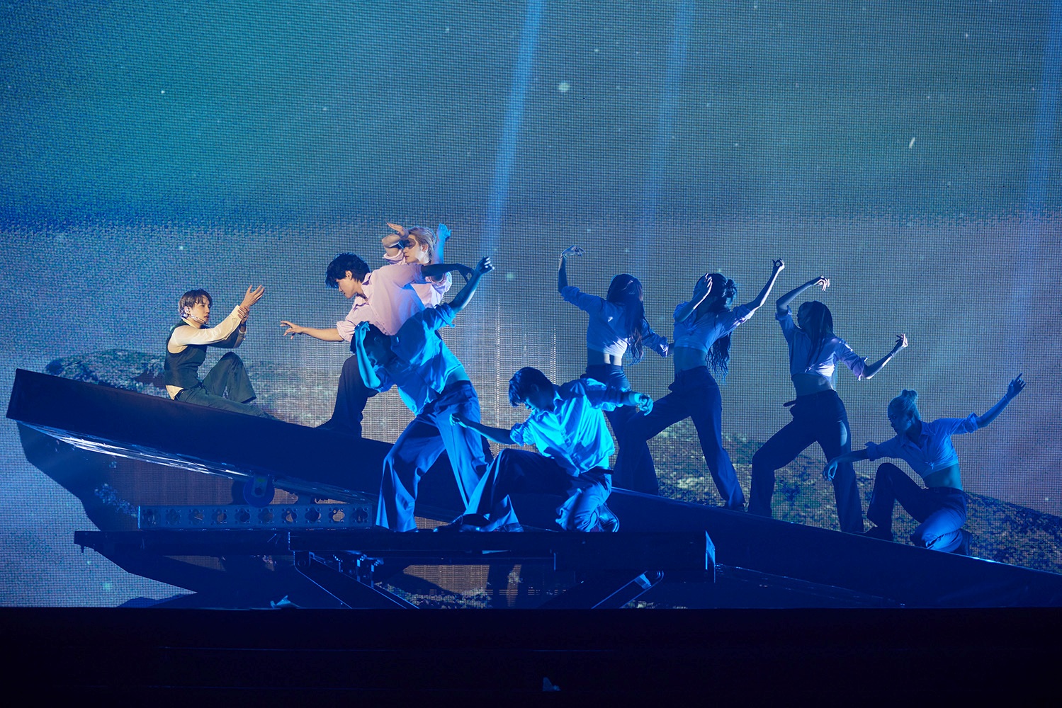 'Off and Away' 무대 중인 카이