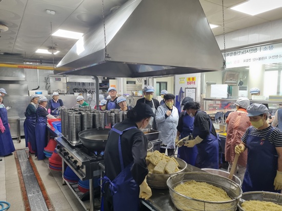 좋은이웃,GTR파크골프와 함께 추석명절 어르신 효잔치공연.한끼나눔 행사  