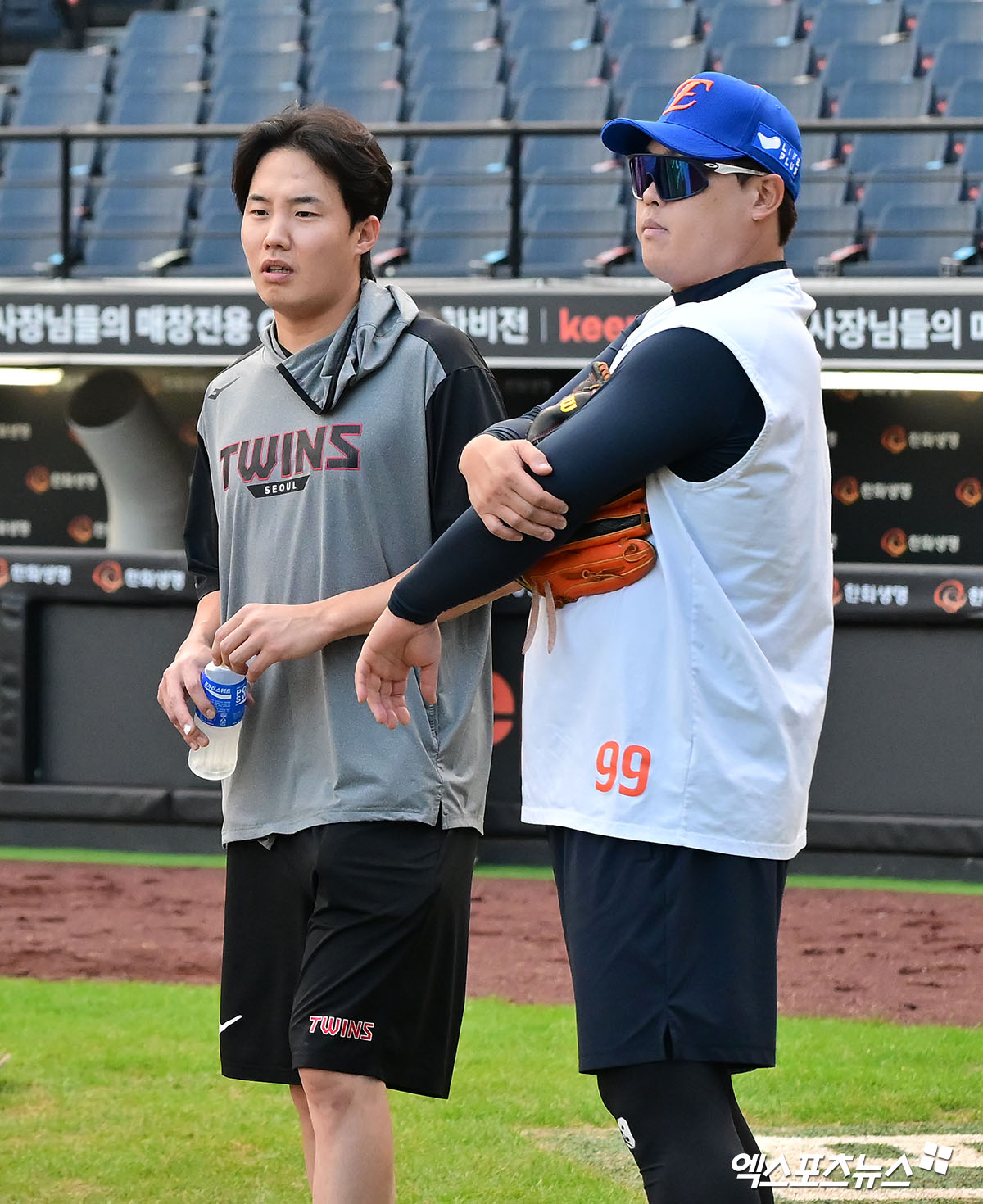 29일 오후 대전 한화생명 볼파크에서 열리는 '2025 신한 SOL Bank KBO리그' LG 트윈스와 한화 이글스의 경기, LG 임찬규와 한화 류현진이 대화를 나누고 있다. 엑스포츠뉴스 대전, 김한준 기자