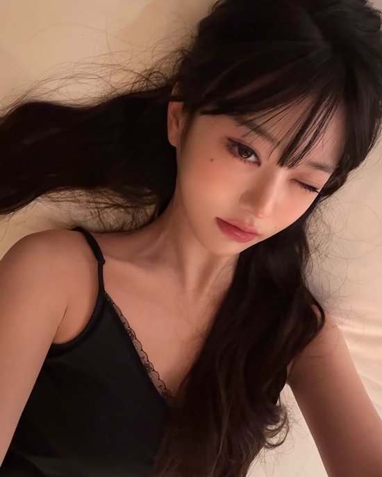 블랙 슬립 원피스를 입고 윙크를 하는 장원영의 모습. 사진= 장원영 SNS