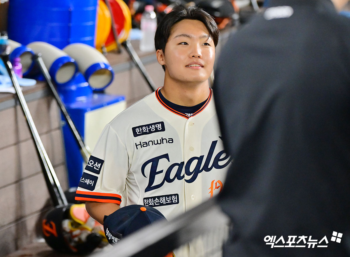 29일 오후 대전 한화생명 볼파크에서 열린 '2025 신한 SOL Bank KBO리그' LG 트윈스와 한화 이글스의 경기, 4회초 1사 한화 정우주가 마운드를 내려오고 있다. 엑스포츠뉴스 대전, 김한준 기자