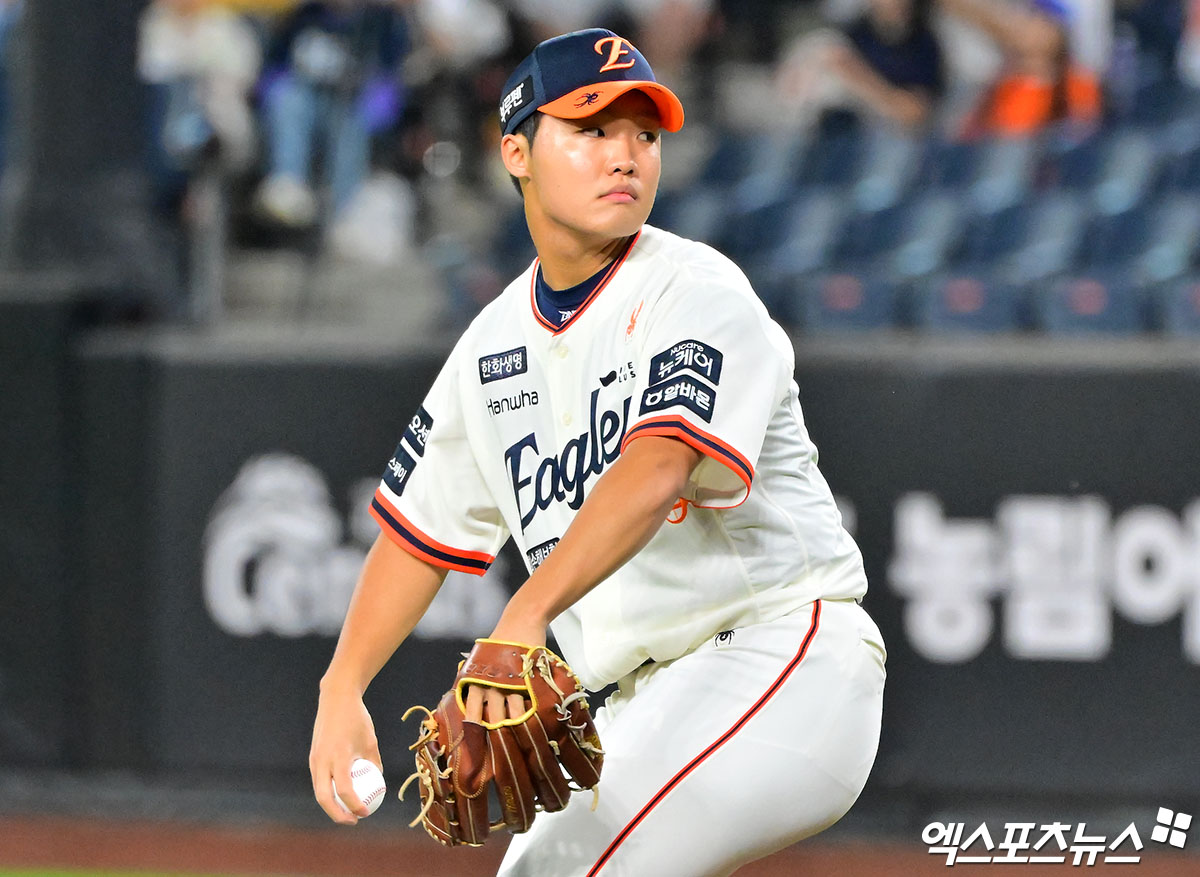 29일 오후 대전 한화생명 볼파크에서 열린 '2025 신한 SOL Bank KBO리그' LG 트윈스와 한화 이글스의 경기, 1회초 한화 선발투수 정우주가 공을 힘차게 던지고 있다. 엑스포츠뉴스 대전, 김한준 기자
