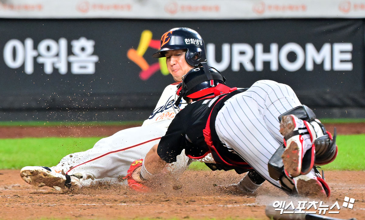 29일 오후 대전 한화생명 볼파크에서 열린 '2025 신한 SOL Bank KBO리그' LG 트윈스와 한화 이글스의 경기, 5회말 2사 2루 한화 최재훈이 리베라토가 우전안타때 홈으로 쇄도하다 LG 박동원에게 태그아웃을 당하고 있다. 엑스포츠뉴스 대전, 김한준 기자