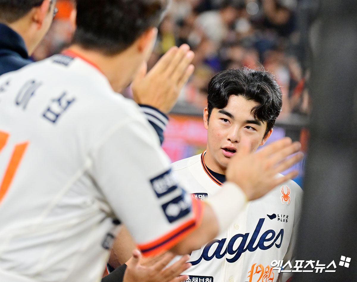 29일 오후 대전 한화생명 볼파크에서 열린 '2025 신한 SOL Bank KBO리그' LG 트윈스와 한화 이글스의 경기, 3회말 2사 2루 한화 문현빈이 노시환의 1타점 적시타때 홈으로 쇄도하여 아웃이 되었지만 비디오판독을 거쳐 세이프로 번복되었다. 엑스포츠뉴스 대전, 김한준 기자