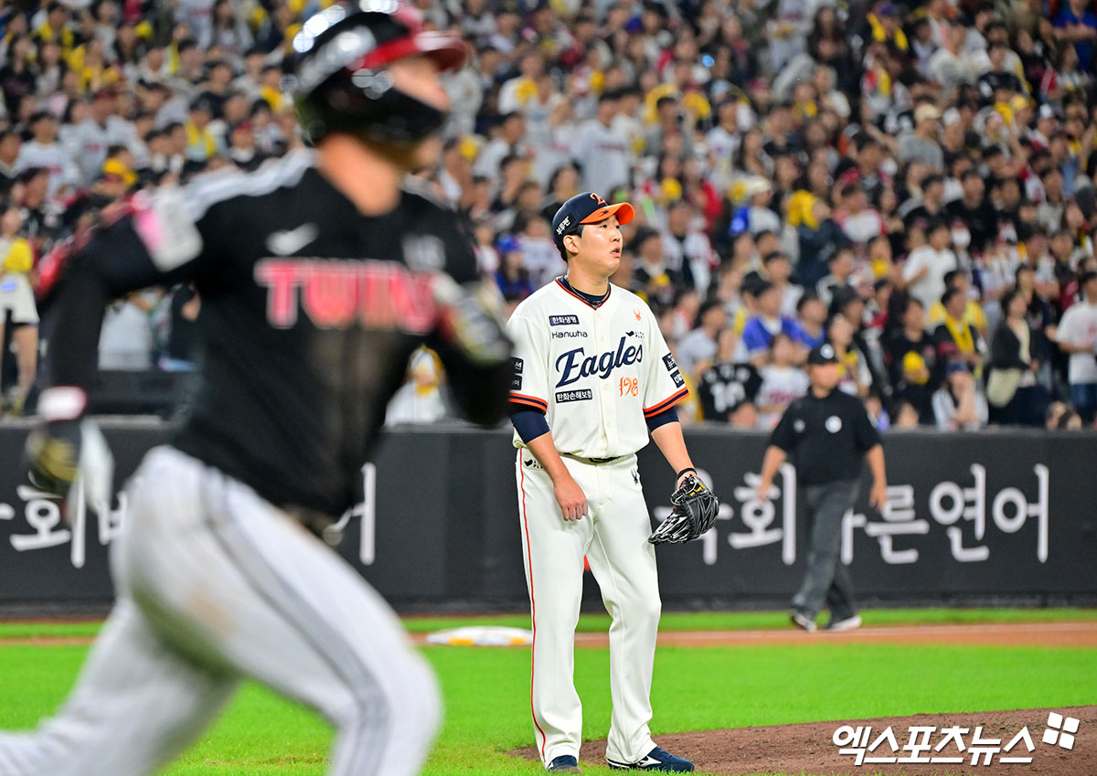 29일 오후 대전 한화생명 볼파크에서 열린 '2025 신한 SOL Bank KBO리그' LG 트윈스와 한화 이글스의 경기, 7회초 2사 1루 한화 박상원이 LG 오지환에게 1타점 2루타를 허용하고 있다. 엑스포츠뉴스 대전, 김한준 기자