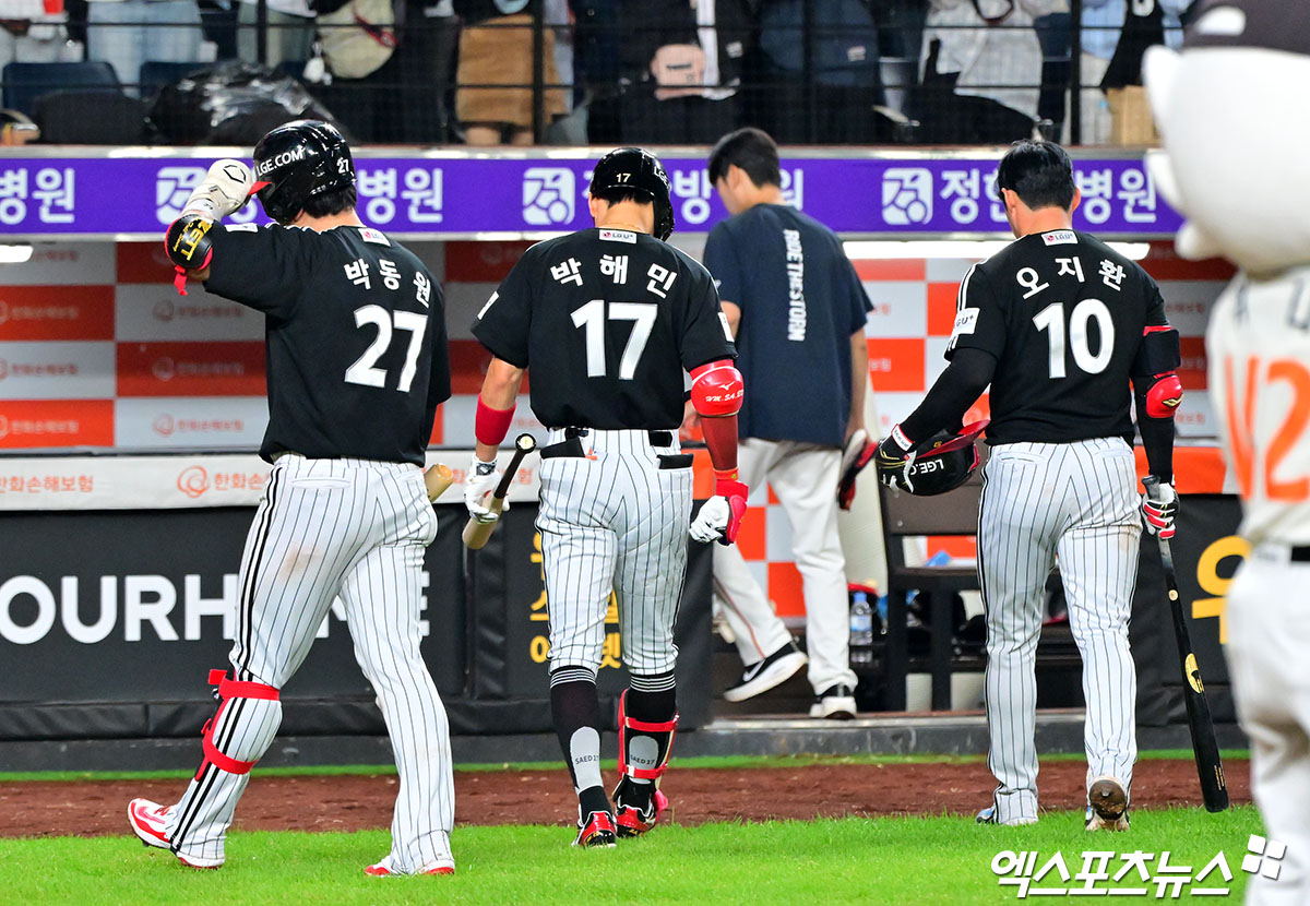 29일 오후 대전 한화생명 볼파크에서 열린 '2025 신한 SOL Bank KBO리그' LG 트윈스와 한화 이글스의 경기, 한화가 LG에 7:3으로 승리하며 정규시즌 우승을 저지했다.  경기종료 후 LG 선수들이 아쉬워하고 있다. 엑스포츠뉴스 대전, 김한준 기자