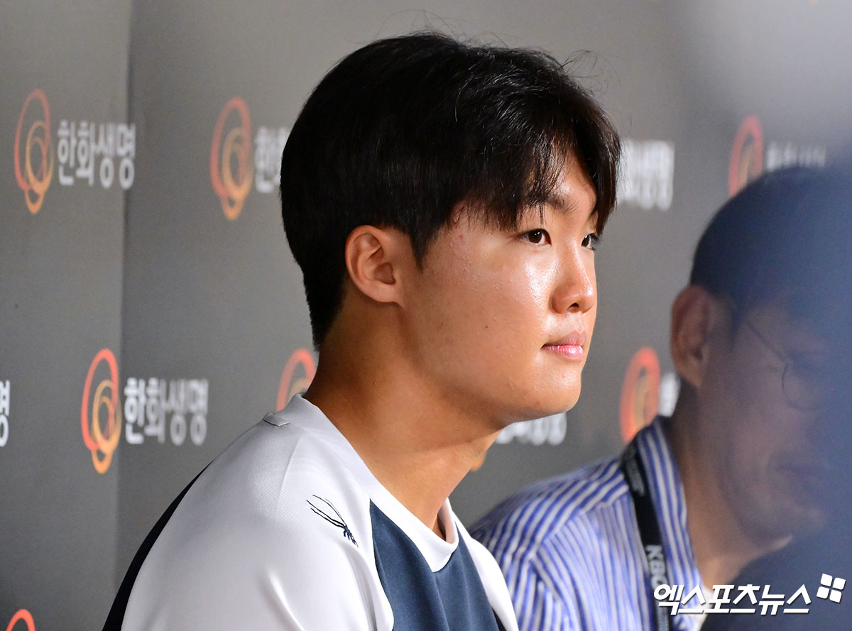 29일 오후 대전 한화생명 볼파크에서 열린 '2025 신한 SOL Bank KBO리그' LG 트윈스와 한화 이글스의 경기, 한화가 LG에 7:3으로 승리하며 정규시즌 우승을 저지했다.  이날 경기에서 승리한 한화 정우주가 인터뷰를 갖고 있다. 엑스포츠뉴스 대전, 김한준 기자