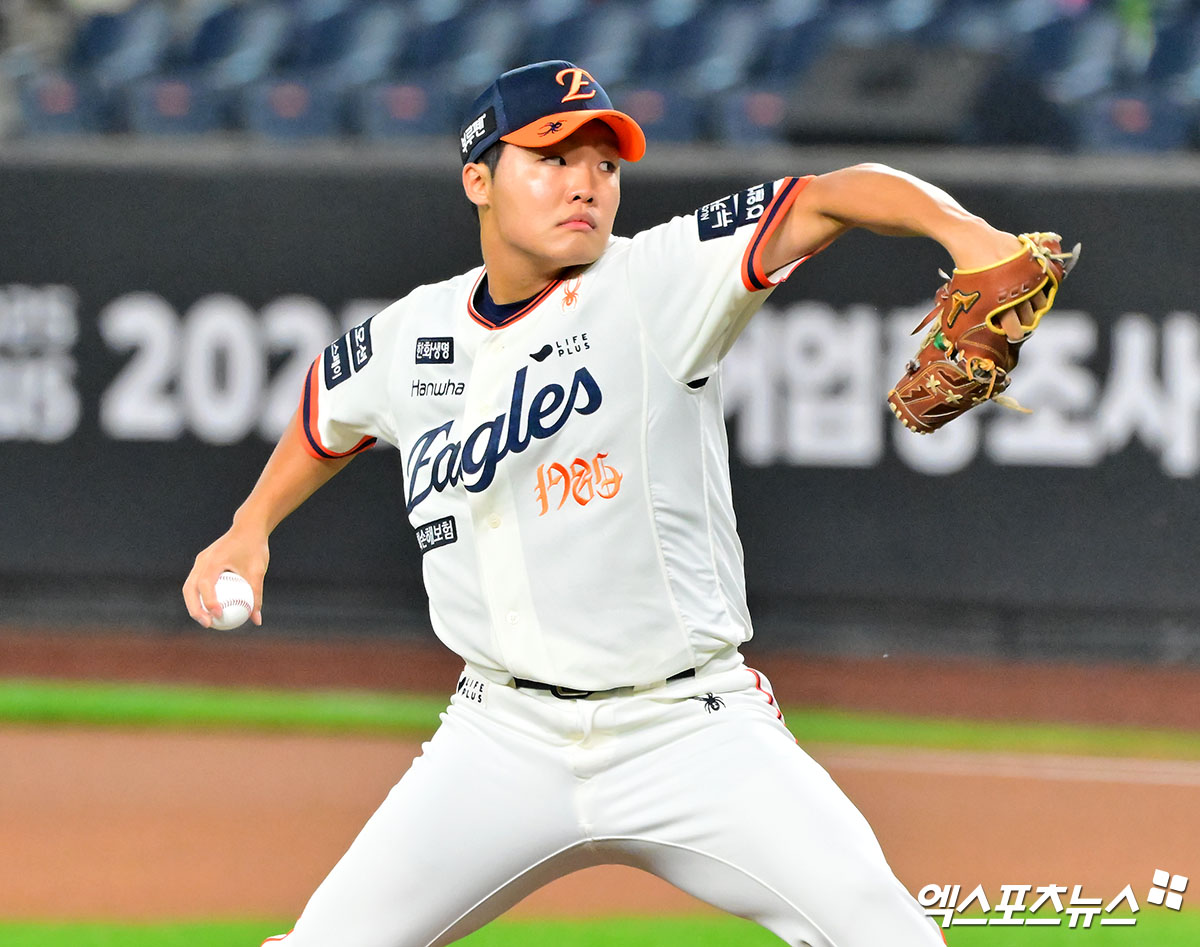 29일 오후 대전 한화생명 볼파크에서 열린 '2025 신한 SOL Bank KBO리그' LG 트윈스와 한화 이글스의 경기, 1회초 한화 선발투수 정우주가 공을 힘차게 던지고 있다. 엑스포츠뉴스 대전, 김한준 기자
