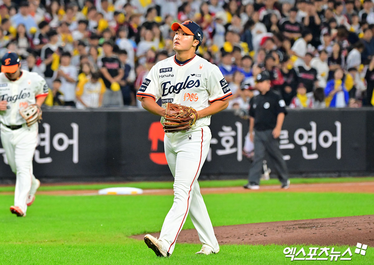 29일 오후 대전 한화생명 볼파크에서 열린 '2025 신한 SOL Bank KBO리그' LG 트윈스와 한화 이글스의 경기, 3회초 수비를 마친 한화 정우주가 더그아웃으로 향하고 있다. 엑스포츠뉴스 대전, 김한준 기자