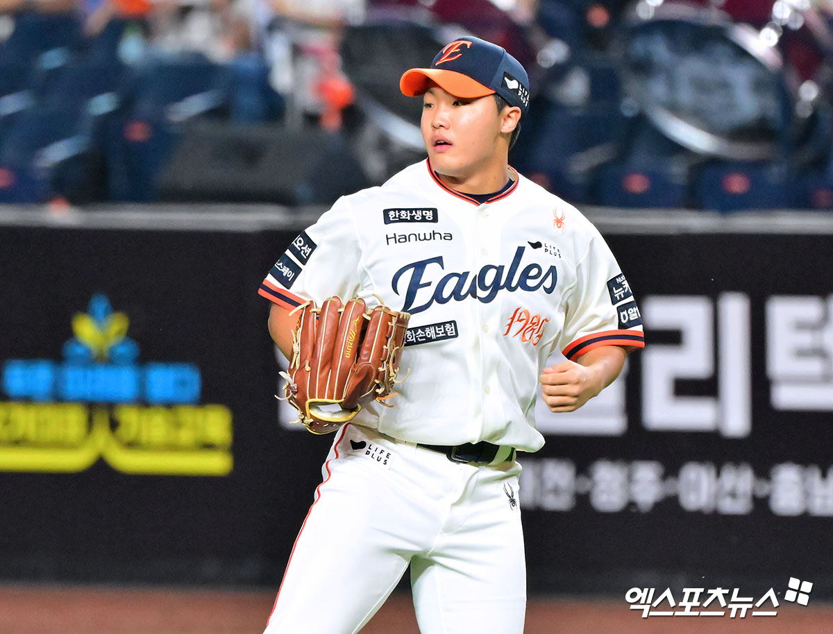  29일 오후 대전 한화생명 볼파크에서 열린 '2025 신한 SOL Bank KBO리그' LG 트윈스와 한화 이글스의 경기, 1회초 한화 선발투수 정우주가 마운드로 향하고 있다. 엑스포츠뉴스 대전, 김한준 기자