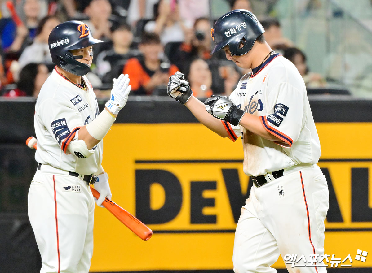  29일 오후 대전 한화생명 볼파크에서 열린 '2025 신한 SOL Bank KBO리그' LG 트윈스와 한화 이글스의 경기, 6회말 2사 만루 한화 노시환이 이원석의 밀어내기 볼넷때 득점에 성공하고 있다. 엑스포츠뉴스 대전, 김한준 기자