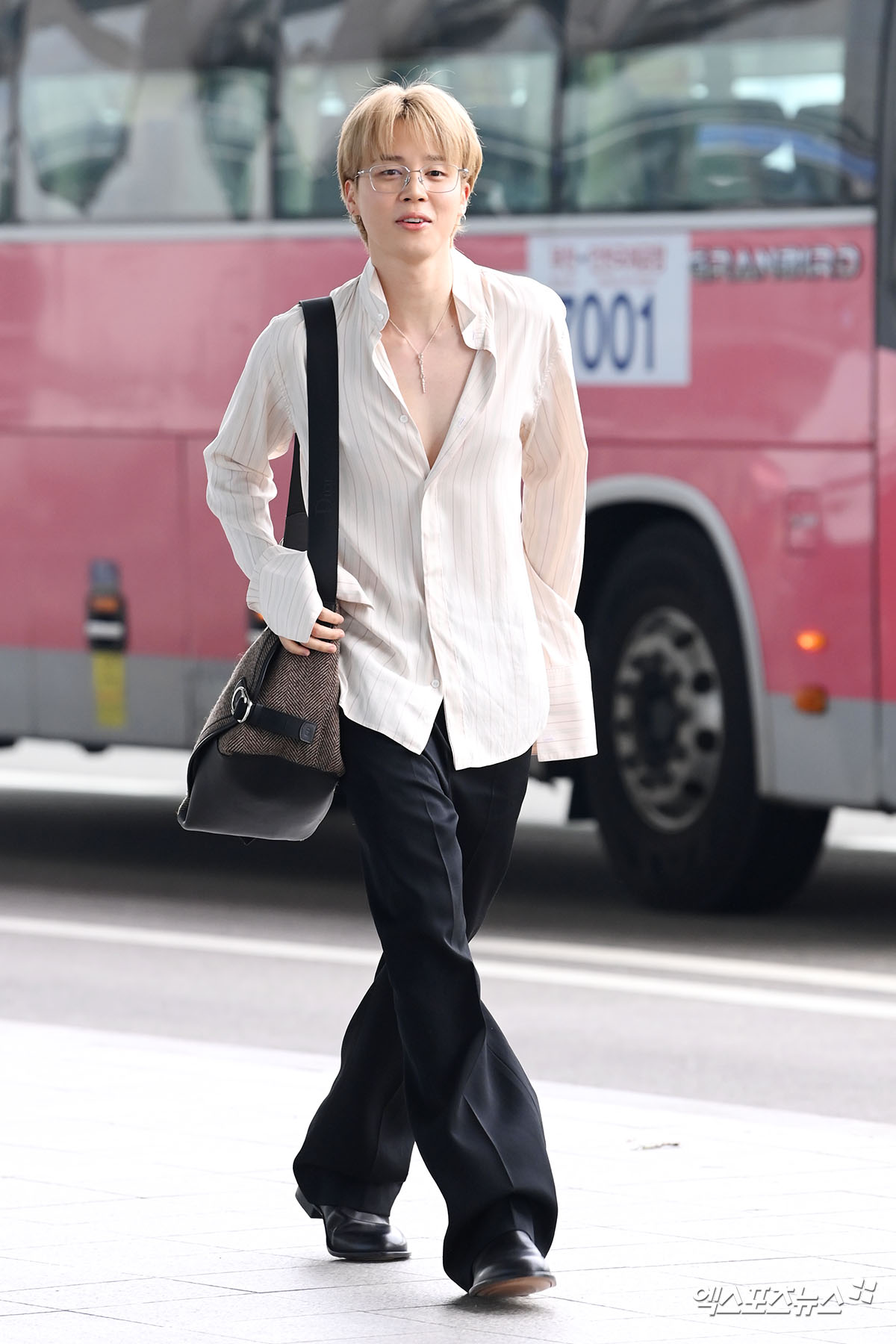 지민 '과감하게 풀어헤친 단추'