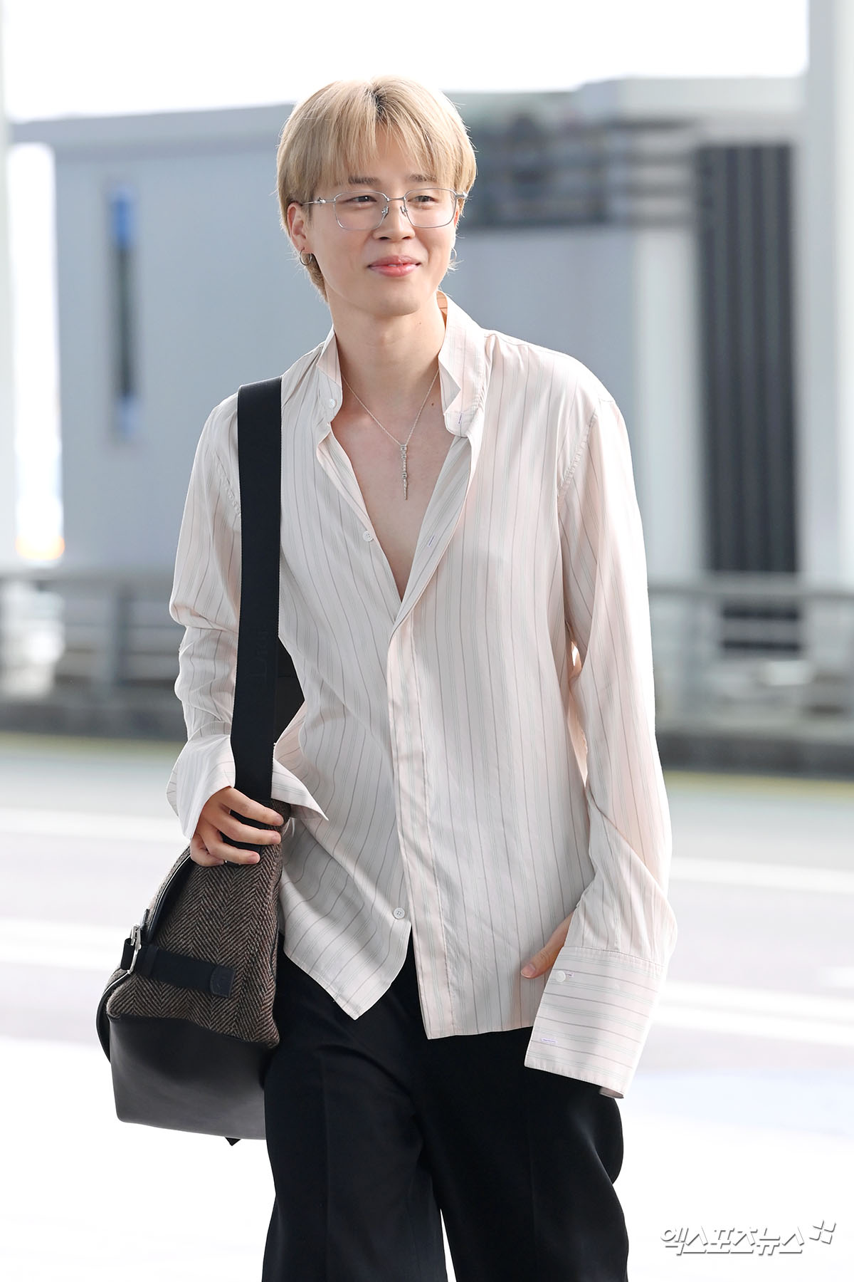 지민 '수줍게 웃는 망개떡'