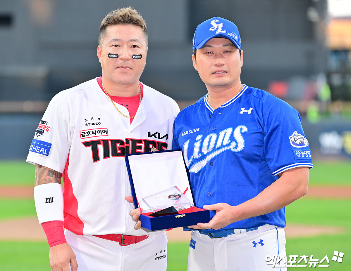 10일 오후 광주기아챔피언스필드에서 열린 '2025 신한 SOL Bank KBO리그' 삼성 라이온즈와 KIA 타이거즈의 경기, 경기 전 삼성 오승환 은퇴투어 행사가 진행됐다. 이날 행사에서 삼성 오승환이 KIA 최형우와 기념촬영을 갖고 있다. 엑스포츠뉴스 DB