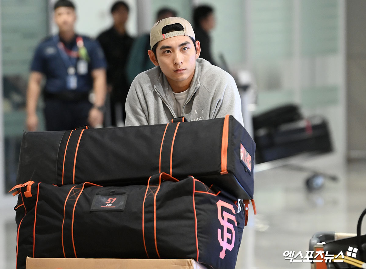 미국 메이저리그 샌프란시스코 자이언츠의 이정후가 2025시즌 일정을 모두 소화한 뒤 30일 인천국제공항 제2터미널을 통해 귀국했다. 사진 고아라 기자