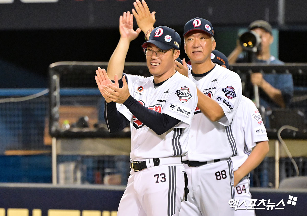 지난달 15일 오후 서울 송파구 잠실야구장에서 열린 '2025 신한 SOL Bank KBO리그' KIA 타이거즈와 두산 베어스의 경기, 두산이 연장 접전끝에 안재석의 끝내기 홈런에 힘입어 KIA에 6:5 역전승을 거뒀다.  이날 경기에서 승리한 두산 조성환 감독대행이 선수들에게 박수를 보내고 있다. 엑스포츠뉴스 DB