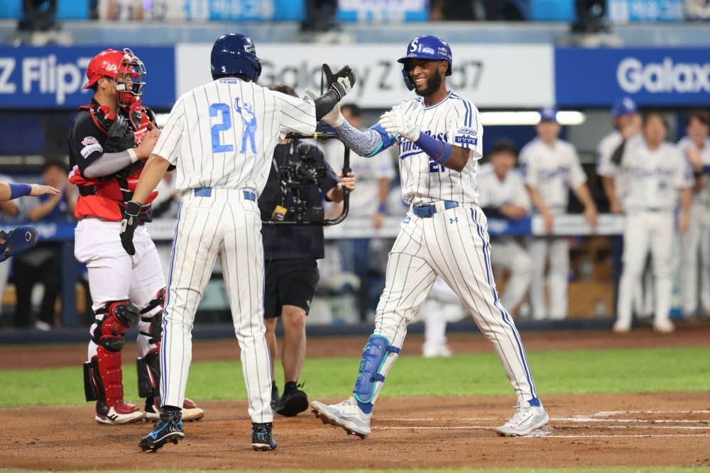 30일 오후 대구삼성라이온즈파크에서 열린 '2025 신한 SOL Bank KBO리그' KIA 타이거즈와 삼성 라이온즈의 경기, 1회말 1사 1, 3루 삼성 르윈 디아즈가 시즌 50호 홈런을 쳤다. 이로써 KBO리그 역대 최초 단일 시즌 50홈런-150타점을 달성했다. 삼성 라이온즈