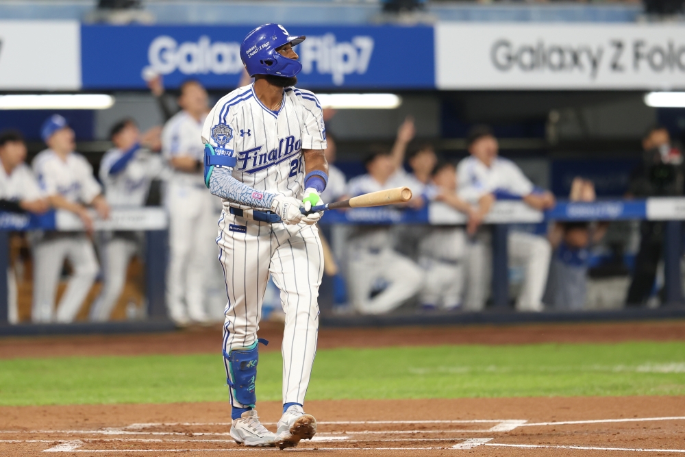 30일 오후 대구삼성라이온즈파크에서 열린 '2025 신한 SOL Bank KBO리그' KIA 타이거즈와 삼성 라이온즈의 경기, 1회말 1사 1, 3루 삼성 르윈 디아즈가 시즌 50호 홈런을 쳤다. 이로써 KBO리그 역대 최초 단일 시즌 50홈런-150타점을 달성했다. 삼성 라이온즈