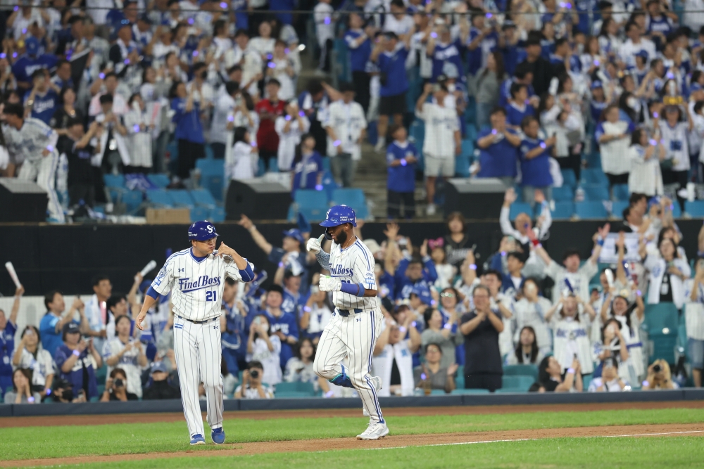 30일 오후 대구삼성라이온즈파크에서 열린 '2025 신한 SOL Bank KBO리그' KIA 타이거즈와 삼성 라이온즈의 경기, 1회말 1사 1, 3루 삼성 르윈 디아즈가 시즌 50호 홈런을 쳤다. 이로써 KBO리그 역대 최초 단일 시즌 50홈런-150타점을 달성했다. 삼성 라이온즈