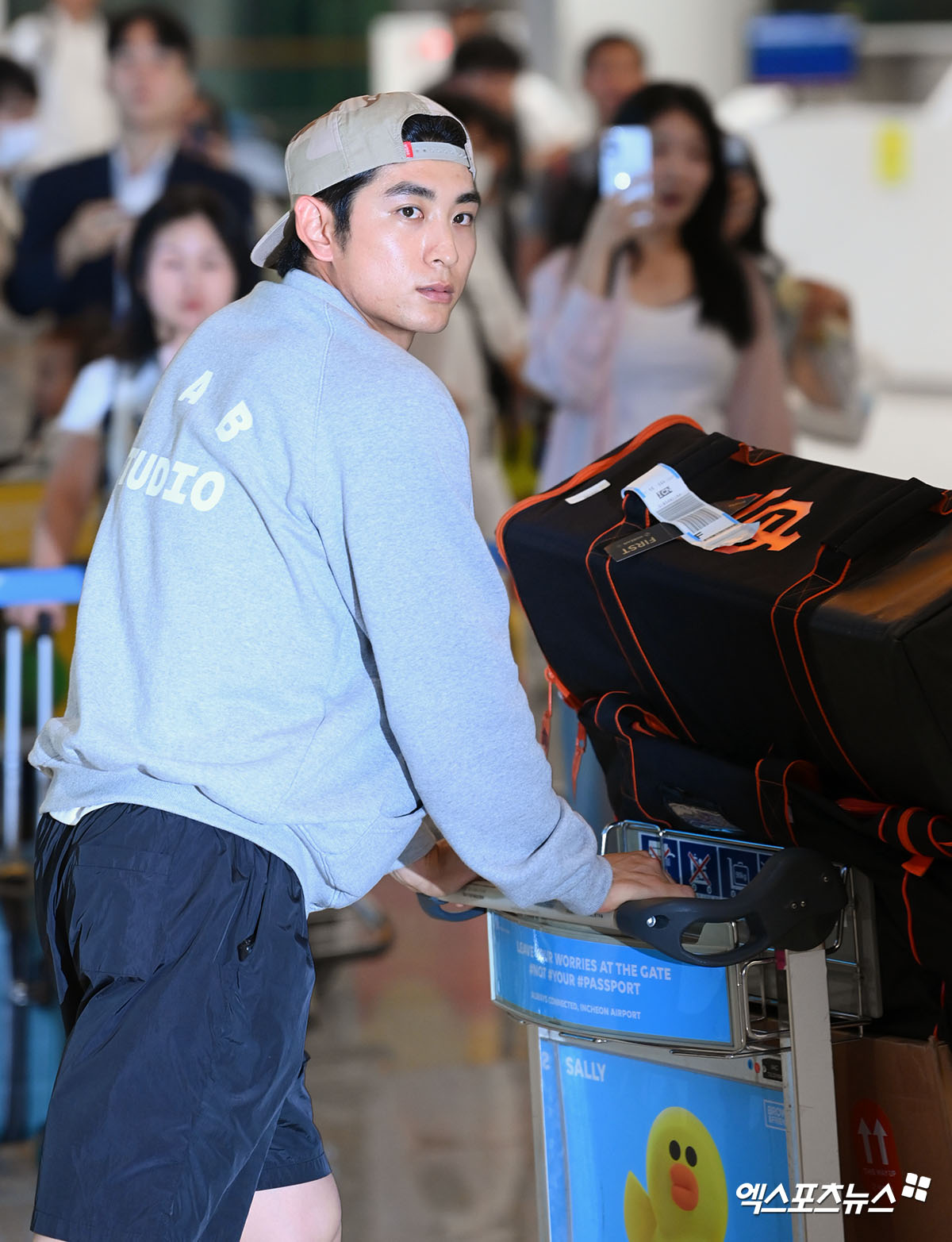  (엑스포츠뉴스 인천공항, 김지수 기자) 미국 메이저리그 샌프란시스코 자이언츠의 이정후가 빅리그 풀타임 시즌을 마치고 귀국했다. 100% 만족할 수는 없지만 얻은 게 많은 한 해였다고 돌아봤다. 이정후는 30일 인천국제공항 제2터미널을 통해 귀국하는 자리에서